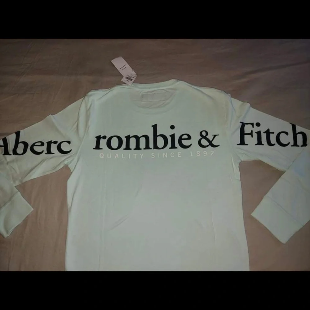 Abercrombie and Fitch Long sleeve tee size XS new